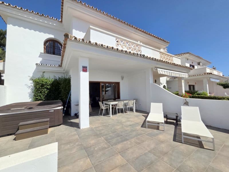 3 quarto Casa em Banda para venda em La Duquesa / Puerto de la Duquesa com piscina - 549 000 € (Ref: 10098606)