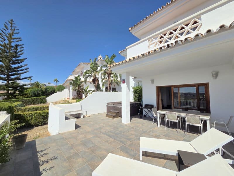 3 quarto Casa em Banda para venda em La Duquesa / Puerto de la Duquesa com piscina - 549 000 € (Ref: 10098606)
