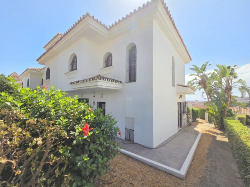 3 quarto Casa em Banda para venda em La Duquesa / Puerto de la Duquesa com piscina - 549 000 € (Ref: 10098606)