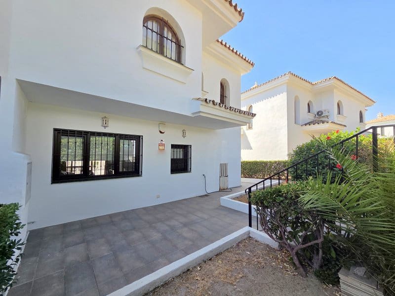 3 quarto Casa em Banda para venda em La Duquesa / Puerto de la Duquesa com piscina - 549 000 € (Ref: 10098606)