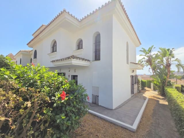 3 quarto Casa em Banda para venda em La Duquesa / Puerto de la Duquesa, Manilva com piscina - 549 000 € (Ref: 10098606)