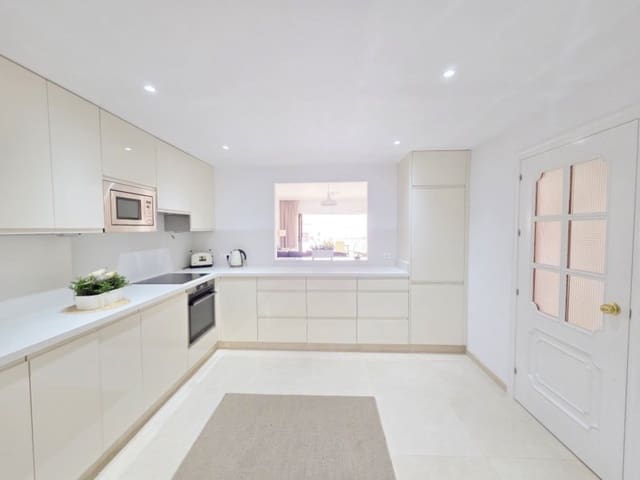 Apartamento de 3 habitaciones en La Duquesa / Puerto de la Duquesa, Manilva en venta con piscina garaje - 525.000 € (Ref: 10158414)