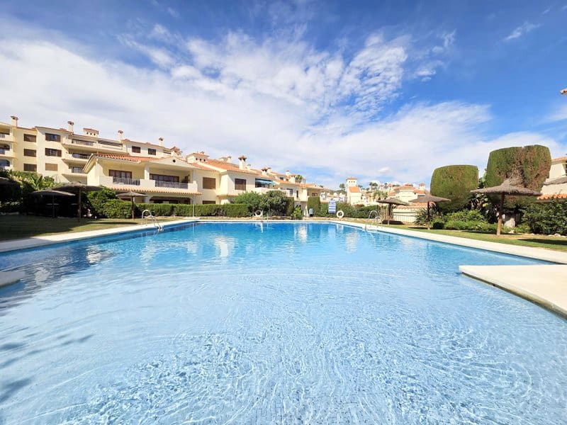 Apartamento de 3 habitaciones en La Duquesa / Puerto de la Duquesa en venta con piscina garaje - 525.000 € (Ref: 10158414)