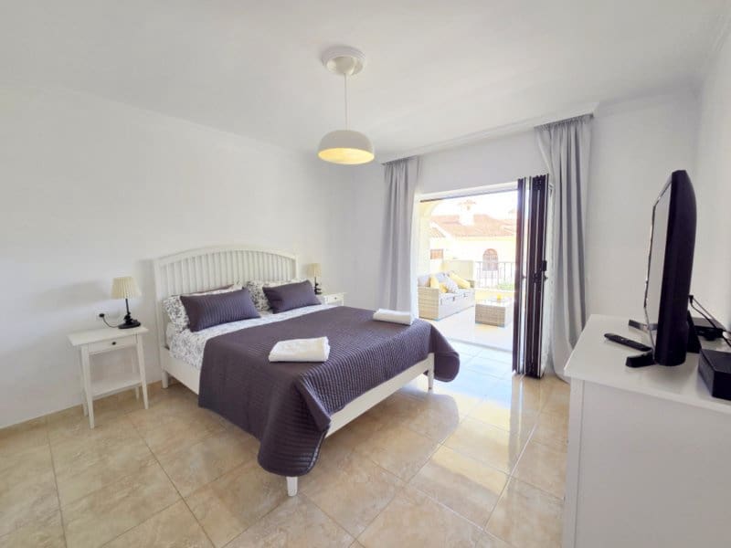 Apartamento de 3 habitaciones en La Duquesa / Puerto de la Duquesa en venta con piscina garaje - 525.000 € (Ref: 10158414)