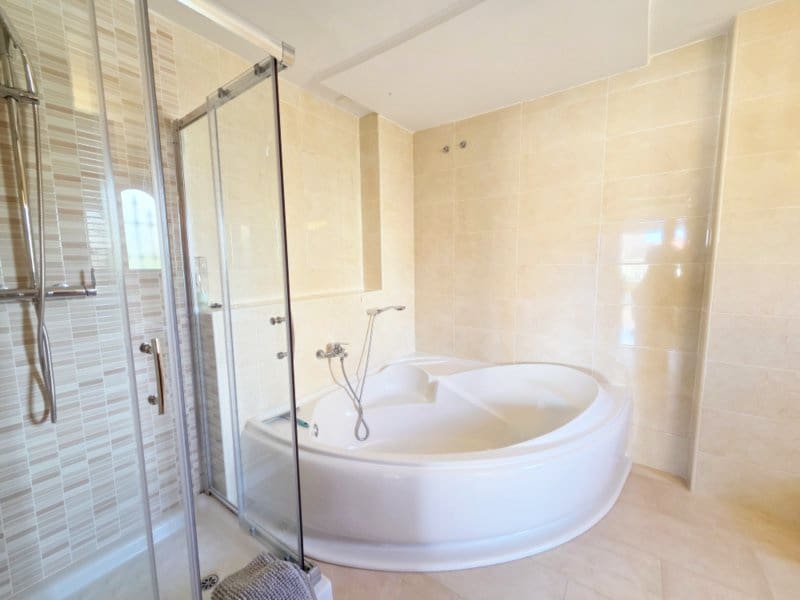 Apartamento de 3 habitaciones en La Duquesa / Puerto de la Duquesa en venta con piscina garaje - 525.000 € (Ref: 10158414)