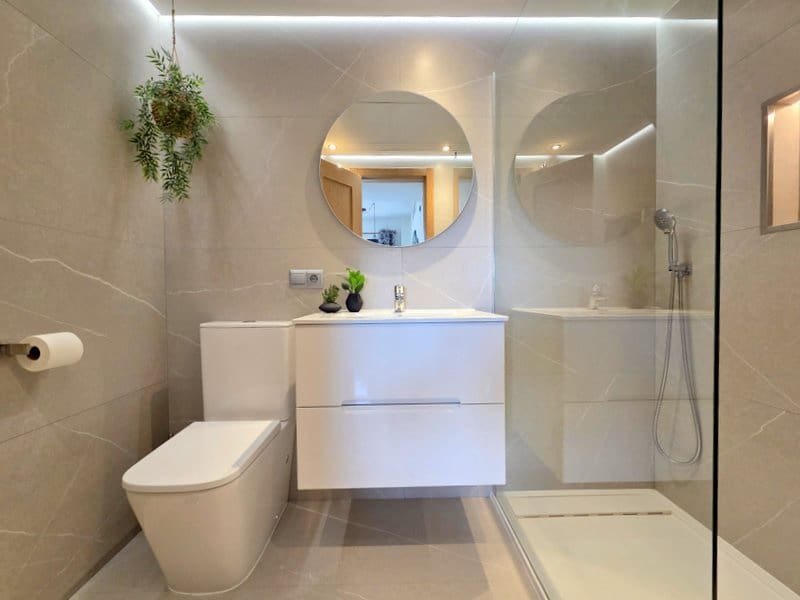 1 sypialnia Apartament na sprzedaż w La Duquesa / Puerto de la Duquesa z basenem garażem - 299 950 € (Ref: 10158513)