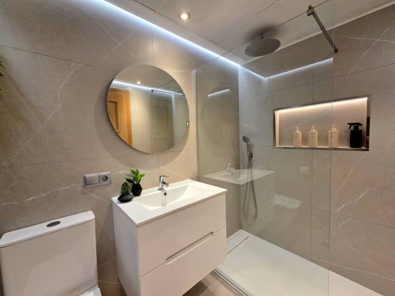 1 sypialnia Apartament na sprzedaż w La Duquesa / Puerto de la Duquesa z basenem garażem - 299 950 € (Ref: 10158513)