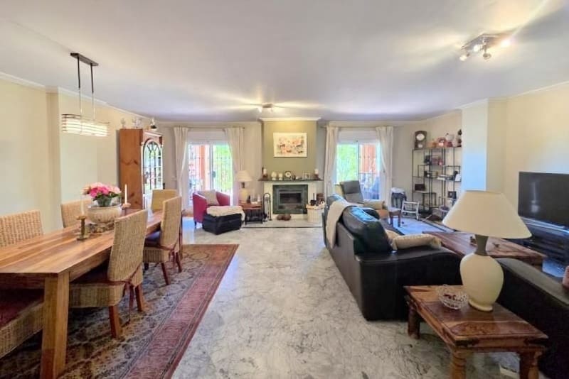 3 soveværelse Lejlighed til salg i La Duquesa / Puerto de la Duquesa med swimmingpool garage - € 369.000 (Ref: 9219035)