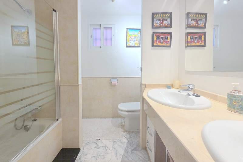 3 soveværelse Lejlighed til salg i La Duquesa / Puerto de la Duquesa med swimmingpool garage - € 369.000 (Ref: 9219035)