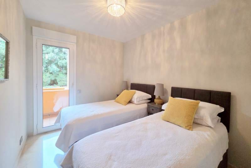 Apartamento Playa de 3 habitaciones en La Duquesa / Puerto de la Duquesa en venta con piscina - 595.000 € (Ref: 9399806)