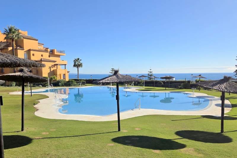 Apartamento Playa de 3 habitaciones en La Duquesa / Puerto de la Duquesa en venta con piscina - 595.000 € (Ref: 9399806)