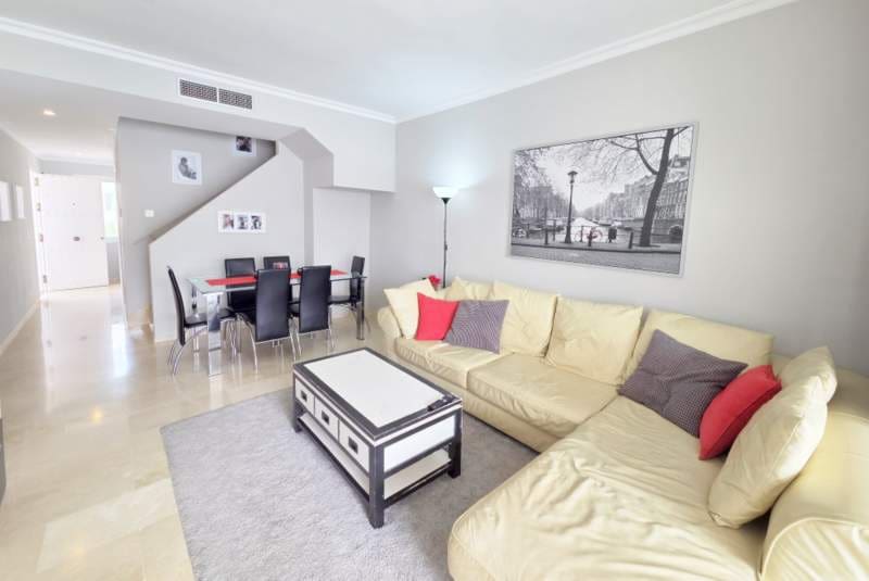 2 bedroom Apartment for sale in La Duquesa / Puerto de la Duquesa with pool - € 295,000 (Ref: 9495490)