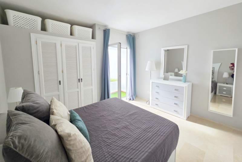 2 bedroom Apartment for sale in La Duquesa / Puerto de la Duquesa with pool - € 295,000 (Ref: 9495490)