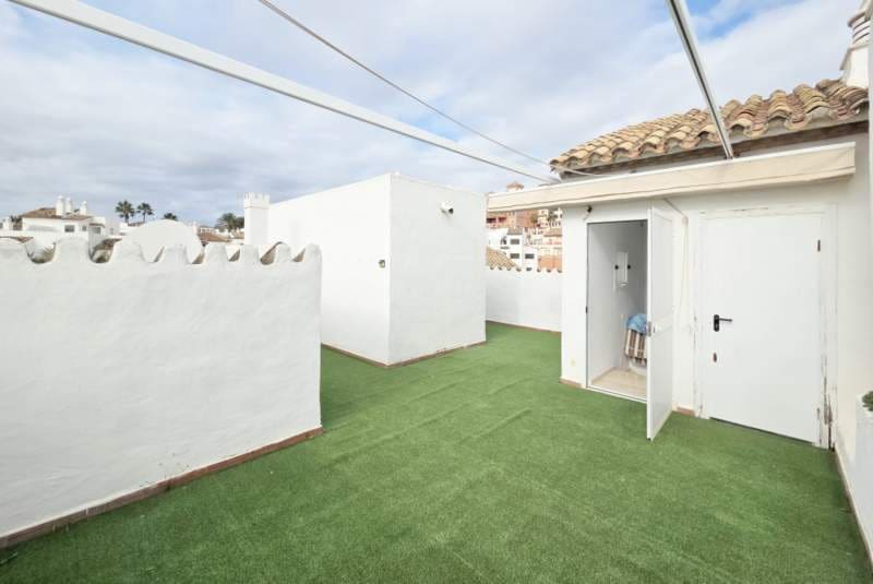 2 bedroom Apartment for sale in La Duquesa / Puerto de la Duquesa with pool - € 295,000 (Ref: 9495490)