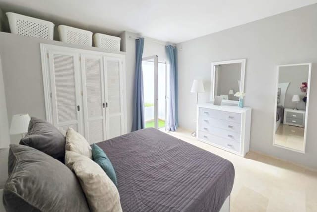 2 bedroom Apartment for sale in La Duquesa / Puerto de la Duquesa, Manilva with pool - € 295,000 (Ref: 9495490)