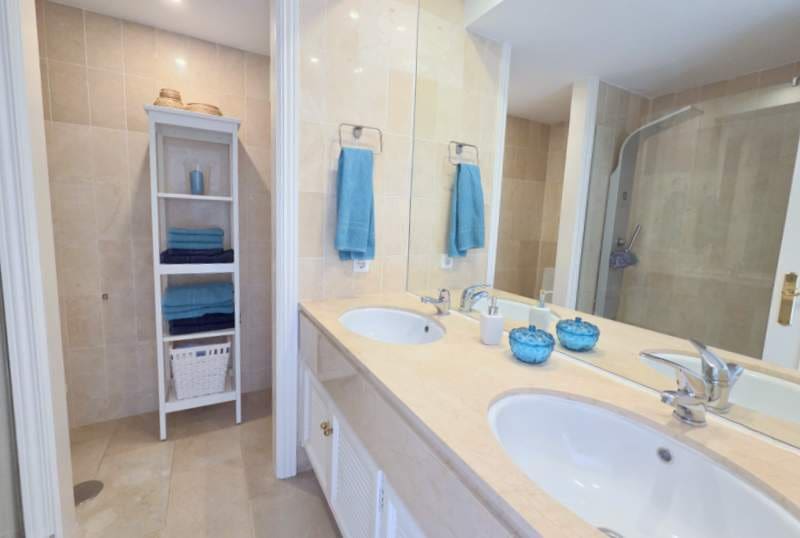 2 bedroom Apartment for sale in La Duquesa / Puerto de la Duquesa with pool - € 295,000 (Ref: 9495490)