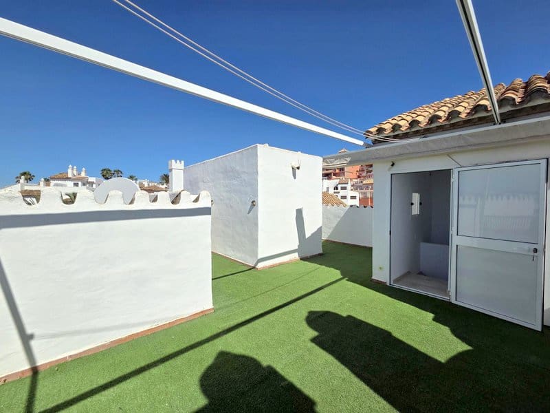 2 soverom Leilighet til salgs i La Duquesa / Puerto de la Duquesa med svømmebasseng garasje - € 285 000 (Ref: 9495490)
