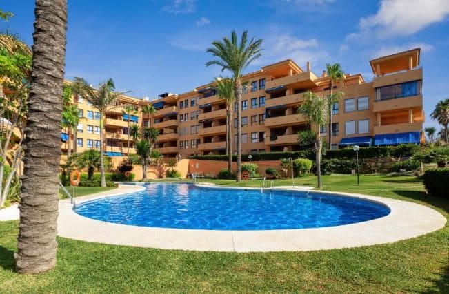 2 bedroom Apartment for sale in La Duquesa / Puerto de la Duquesa with pool garage - € 275,000 (Ref: 9506408)
