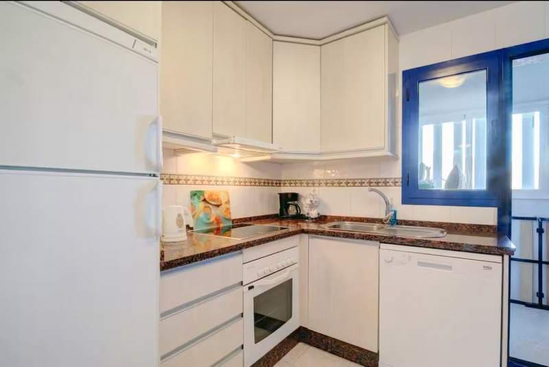 2 bedroom Apartment for sale in La Duquesa / Puerto de la Duquesa with pool garage - € 275,000 (Ref: 9506408)