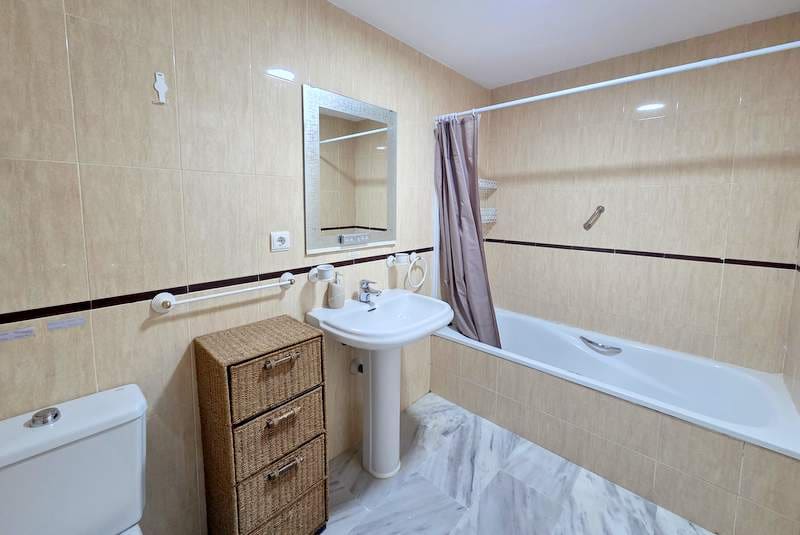 2 bedroom Apartment for sale in La Duquesa / Puerto de la Duquesa with pool garage - € 275,000 (Ref: 9506408)