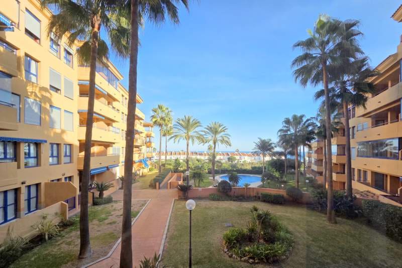 2 bedroom Apartment for sale in La Duquesa / Puerto de la Duquesa with pool garage - € 275,000 (Ref: 9506408)