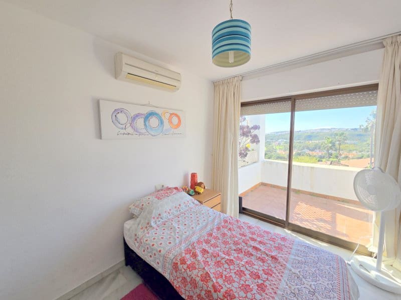 3 sovrum Hus till salu i La Duquesa / Puerto de la Duquesa med pool - 395 000 € (Ref: 9687460)