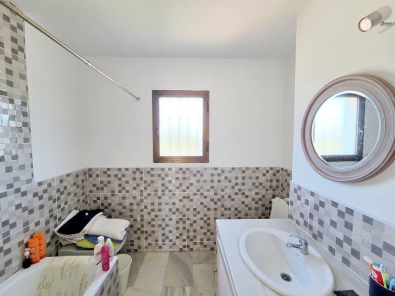 3 sovrum Hus till salu i La Duquesa / Puerto de la Duquesa med pool - 395 000 € (Ref: 9687460)