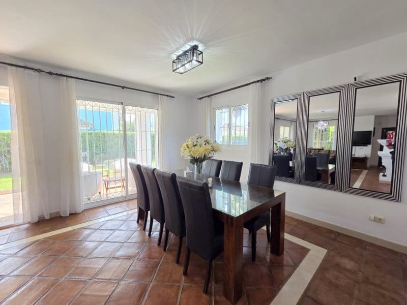 4 slaapkamer Villa te koop in Manilva met zwembad garage - € 895.000 (Ref: 9797417)