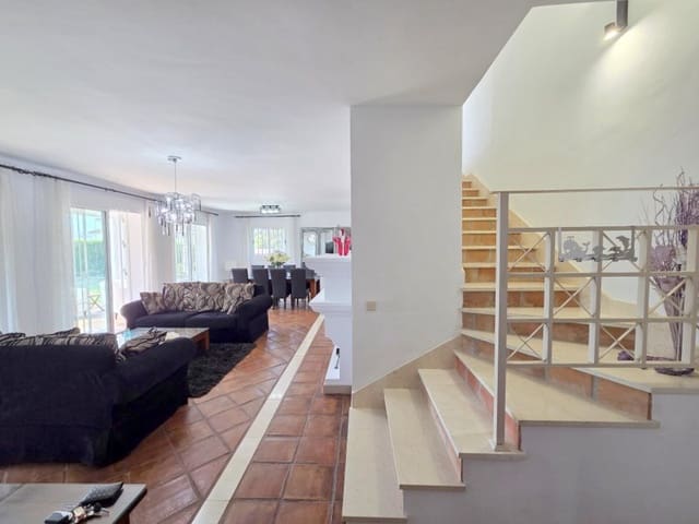 4 slaapkamer Villa te koop in Puerto de la Duquesa, Manilva met zwembad garage - € 895.000 (Ref: 9797417)