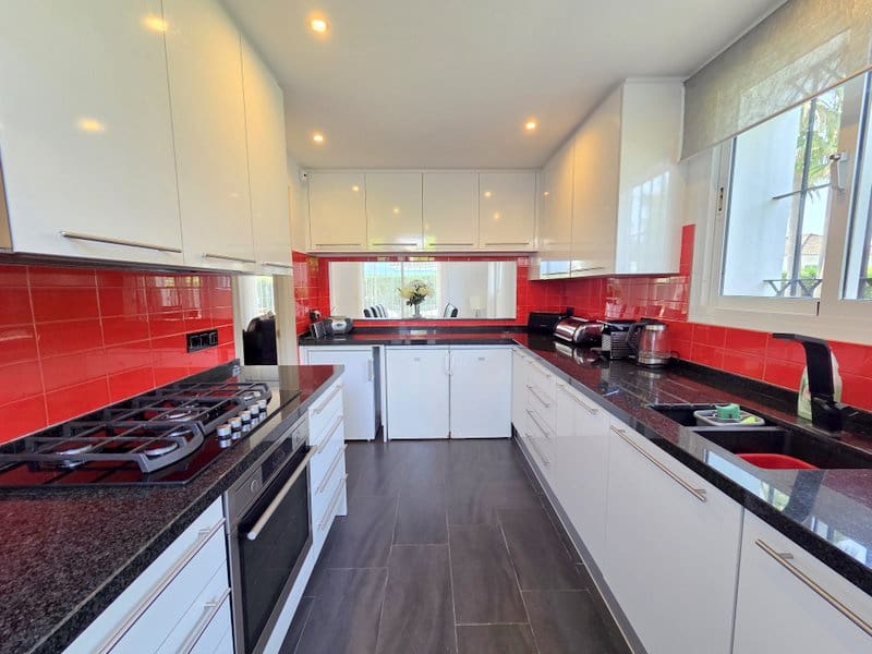 4 slaapkamer Villa te koop in Manilva met zwembad garage - € 895.000 (Ref: 9797417)