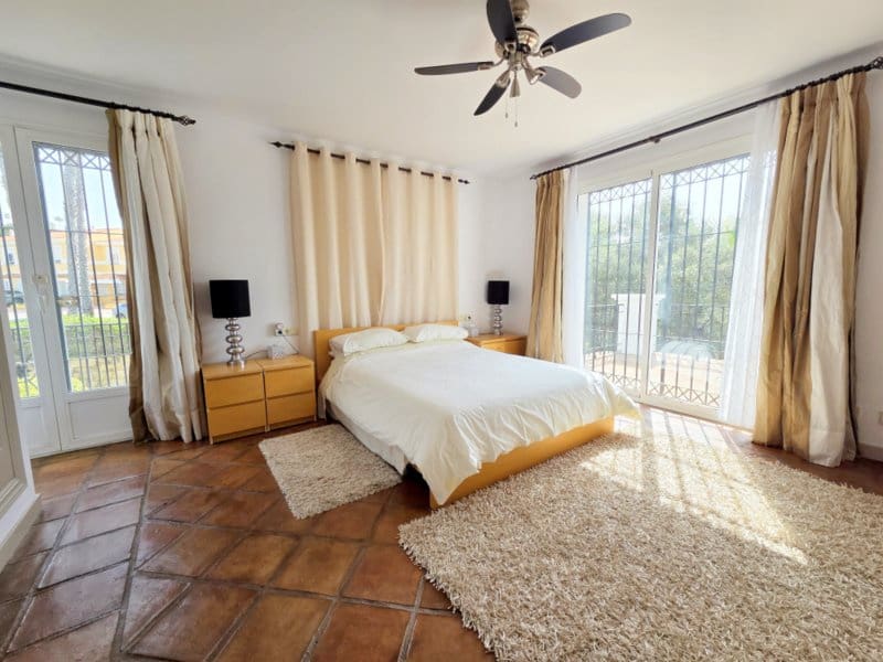 4 slaapkamer Villa te koop in Manilva met zwembad garage - € 895.000 (Ref: 9797417)