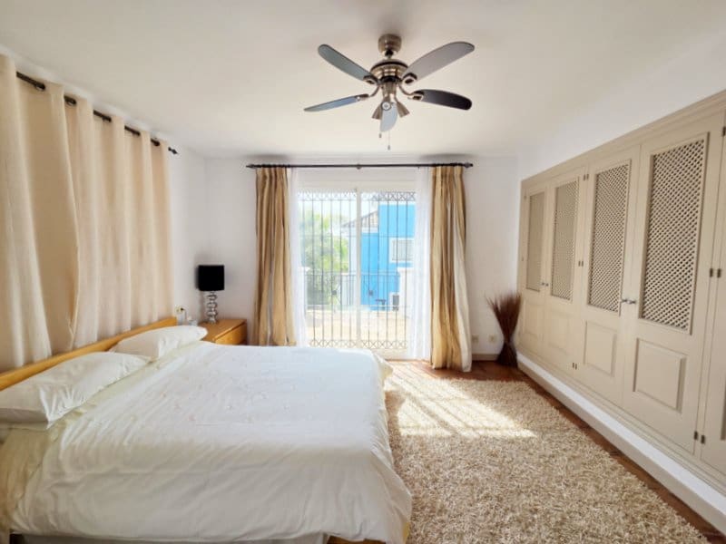 4 slaapkamer Villa te koop in Manilva met zwembad garage - € 895.000 (Ref: 9797417)