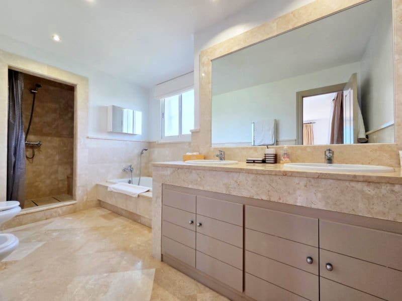 4 slaapkamer Villa te koop in Manilva met zwembad garage - € 895.000 (Ref: 9797417)