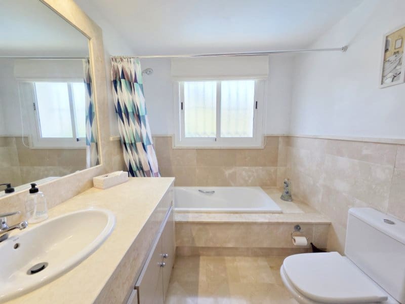 4 slaapkamer Villa te koop in Manilva met zwembad garage - € 895.000 (Ref: 9797417)