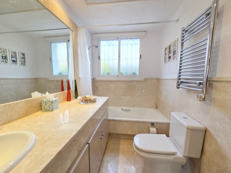 4 slaapkamer Villa te koop in Manilva met zwembad garage - € 895.000 (Ref: 9797417)