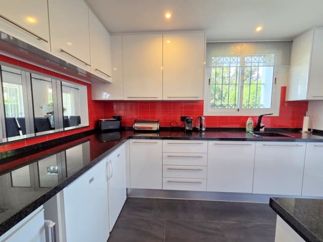 4 slaapkamer Villa te koop in Puerto de la Duquesa, Manilva met zwembad garage - € 895.000 (Ref: 9797417)