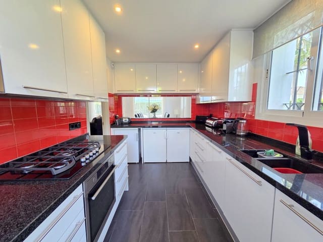 4 slaapkamer Villa te koop in Puerto de la Duquesa, Manilva met zwembad garage - € 895.000 (Ref: 9797417)