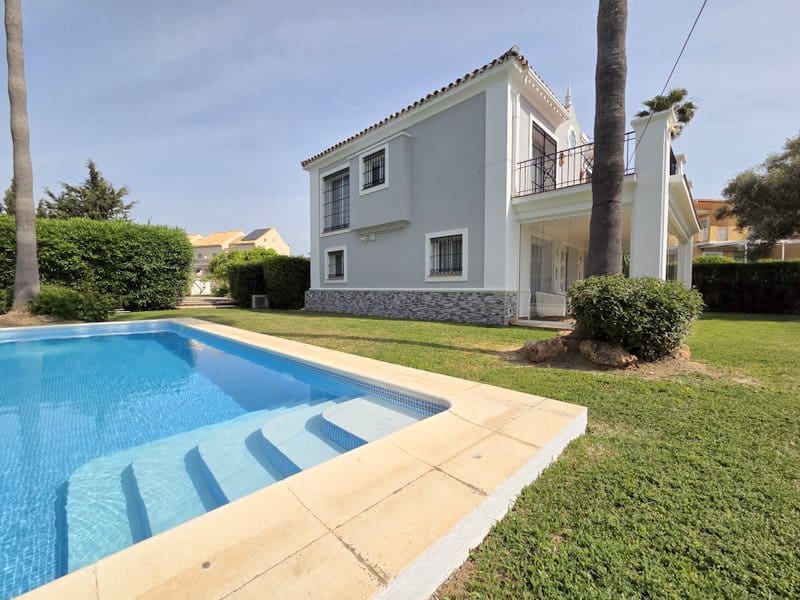 4 slaapkamer Villa te koop in Manilva met zwembad garage - € 895.000 (Ref: 9797417)