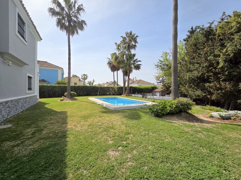 4 slaapkamer Villa te koop in Manilva met zwembad garage - € 895.000 (Ref: 9797417)