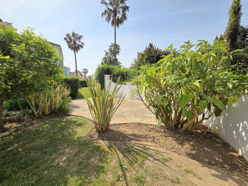 4 slaapkamer Villa te koop in Manilva met zwembad garage - € 895.000 (Ref: 9797417)