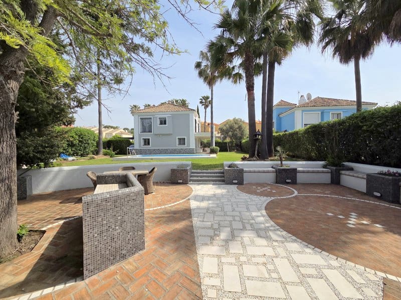 4 slaapkamer Villa te koop in Manilva met zwembad garage - € 895.000 (Ref: 9797417)