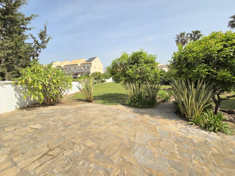 Terreno para Construção para venda em La Duquesa / Puerto de la Duquesa - 215 000 € (Ref: 9797418)