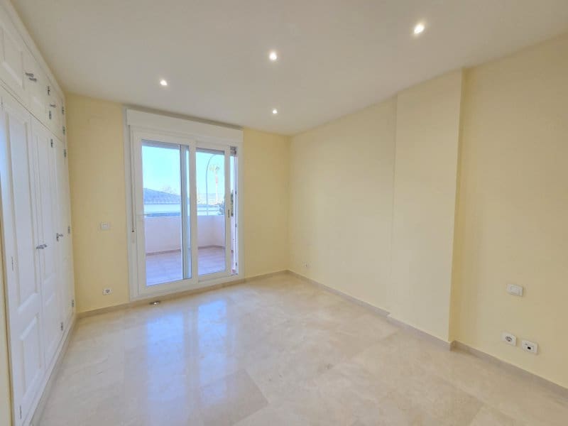 3 soverom Leilighet til salgs i La Duquesa / Puerto de la Duquesa med svømmebasseng garasje - € 339 000 (Ref: 9819252)