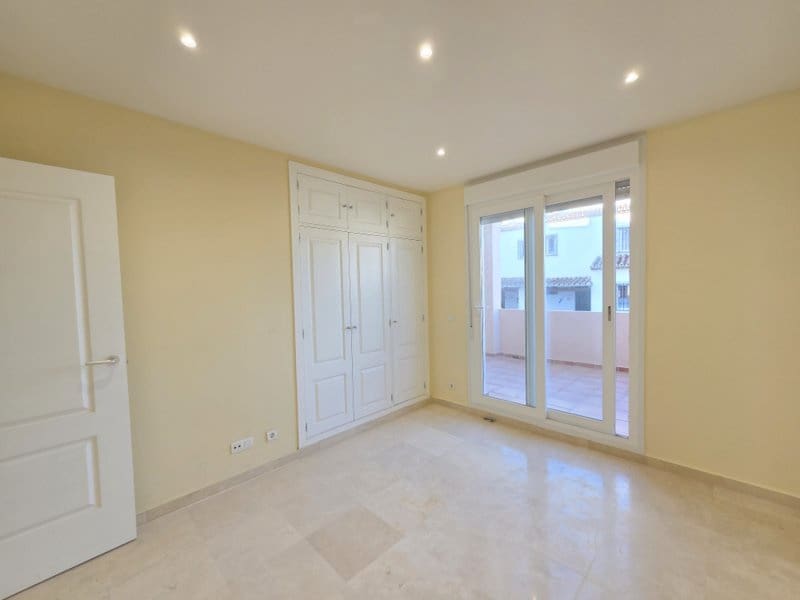 3 soverom Leilighet til salgs i La Duquesa / Puerto de la Duquesa med svømmebasseng garasje - € 339 000 (Ref: 9819252)