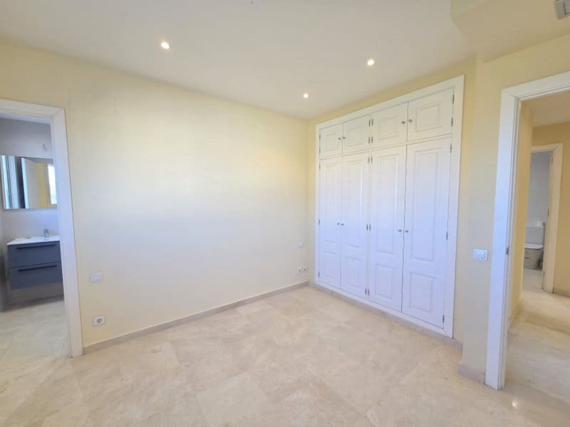 3 soverom Leilighet til salgs i La Duquesa / Puerto de la Duquesa med svømmebasseng garasje - € 339 000 (Ref: 9819252)