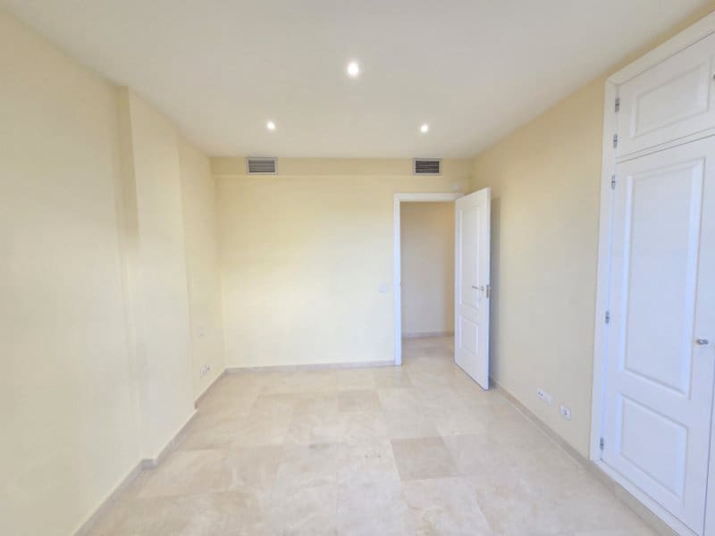 3 soverom Leilighet til salgs i La Duquesa / Puerto de la Duquesa med svømmebasseng garasje - € 339 000 (Ref: 9819252)