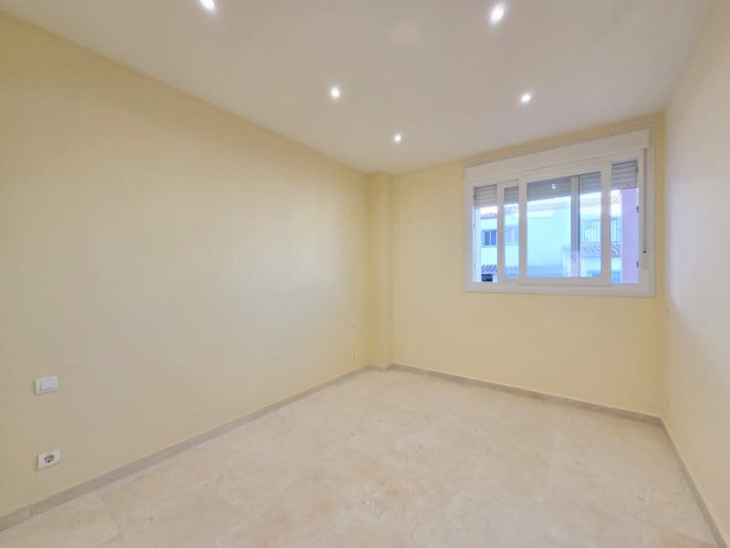 3 soverom Leilighet til salgs i La Duquesa / Puerto de la Duquesa med svømmebasseng garasje - € 339 000 (Ref: 9819252)