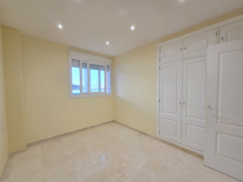 3 soverom Leilighet til salgs i La Duquesa / Puerto de la Duquesa med svømmebasseng garasje - € 339 000 (Ref: 9819252)