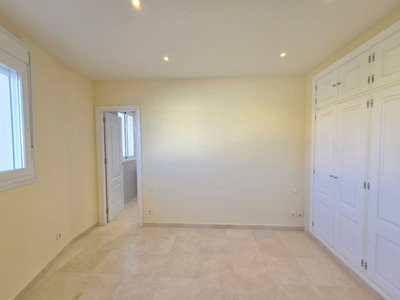 3 soverom Leilighet til salgs i La Duquesa / Puerto de la Duquesa med svømmebasseng garasje - € 339 000 (Ref: 9819252)