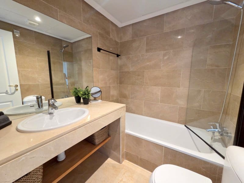 2 chambre Appartement à vendre à La Duquesa / Puerto de la Duquesa avec piscine garage - 295 000 € (Ref: 9841517)